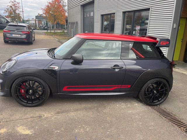 Mini GP 320cv - 320 cv Traction avant 
Voiture Performante , Fun et Facile 
Idéale pour débutants et avancés